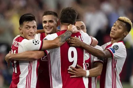 阿贾克斯：欧冠赛场的荣耀与涅槃重生